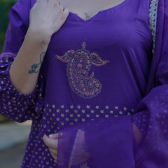 Vamika – Royal Orchid Handblock Gold Printed Cotton Suit Set with Organza Dupatta